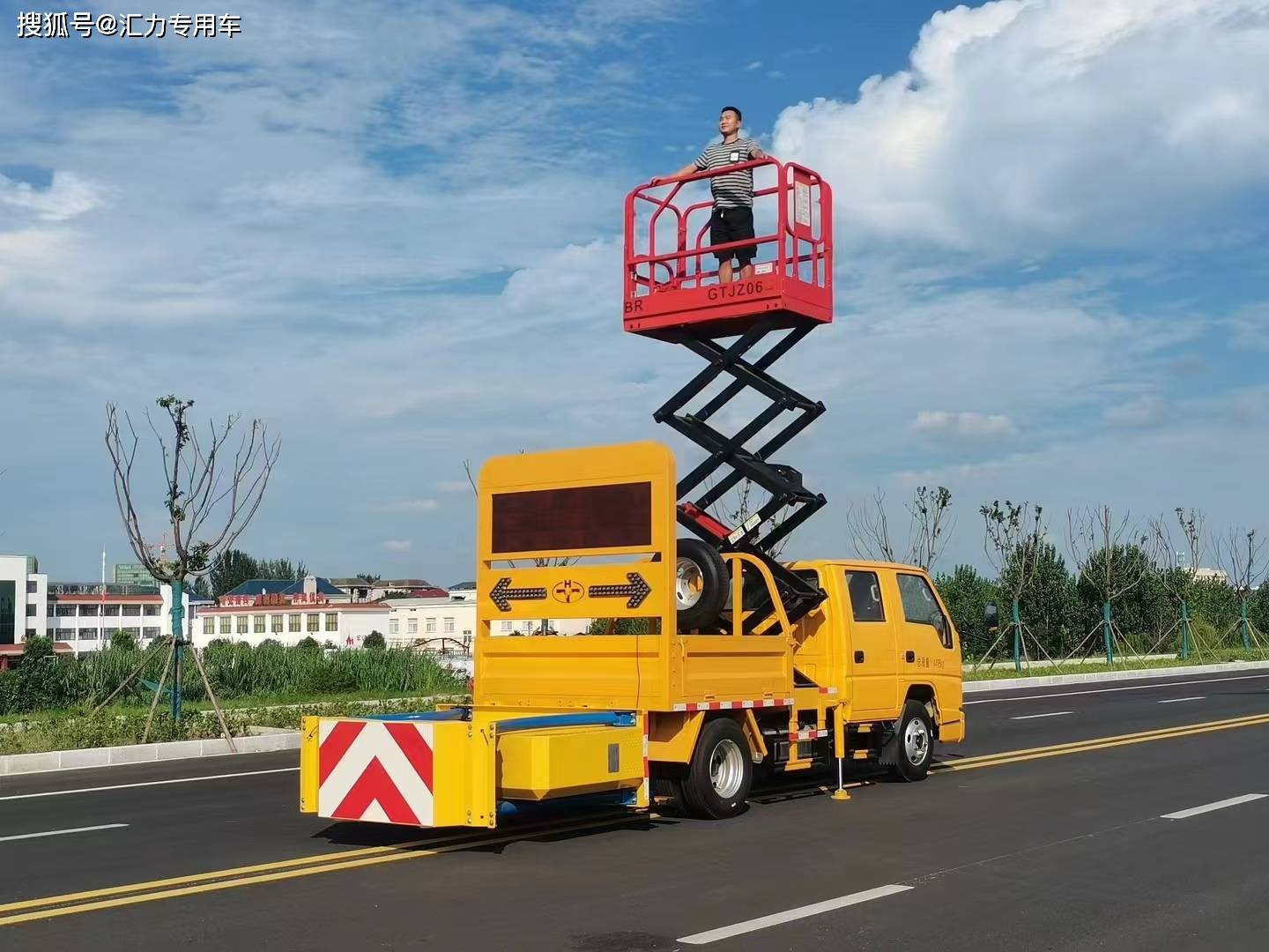 減速防撞緩沖車與高速搶修防撞車的價格及其與救護車的應(yīng)用對比