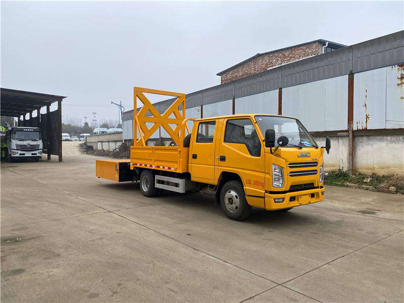 江鈴順達(dá)防撞緩沖車 守護(hù)公路施工安全的移動(dòng)堡壘